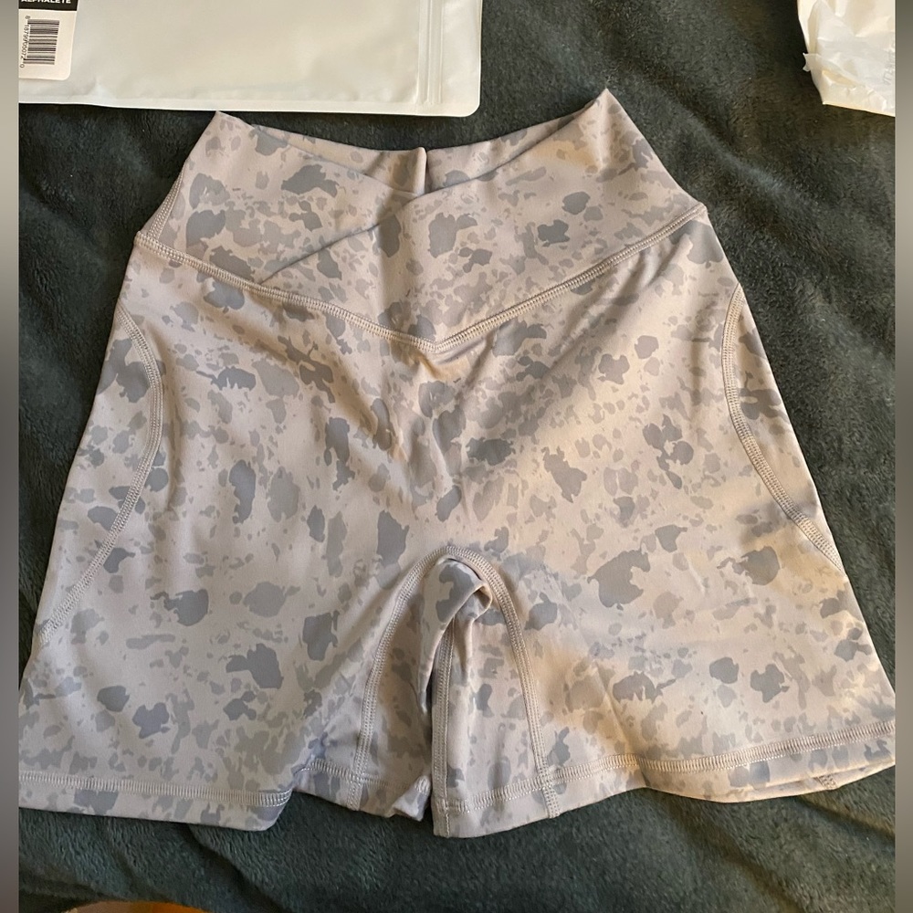 NWT Alphalete surface power short pebble print stone grey
